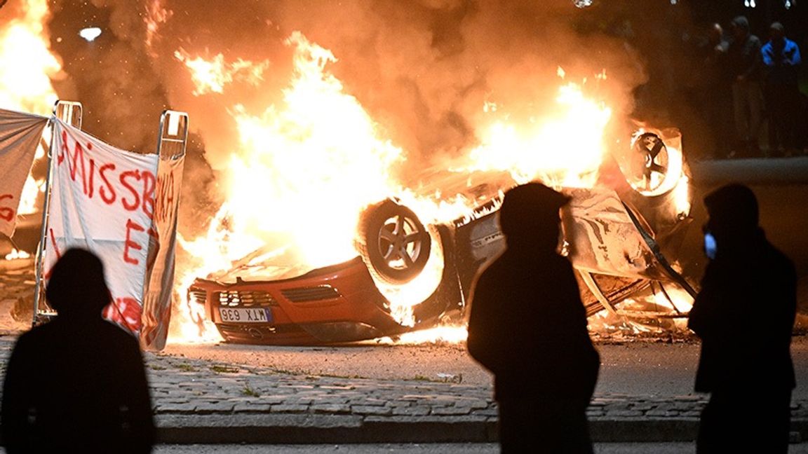 En banderoll med texten ”Nej till koranbränning. Missbruka ej yttrandefriheten” placerad i rondellen vid Ramels väg. Foto: Johan Nilsson/TT