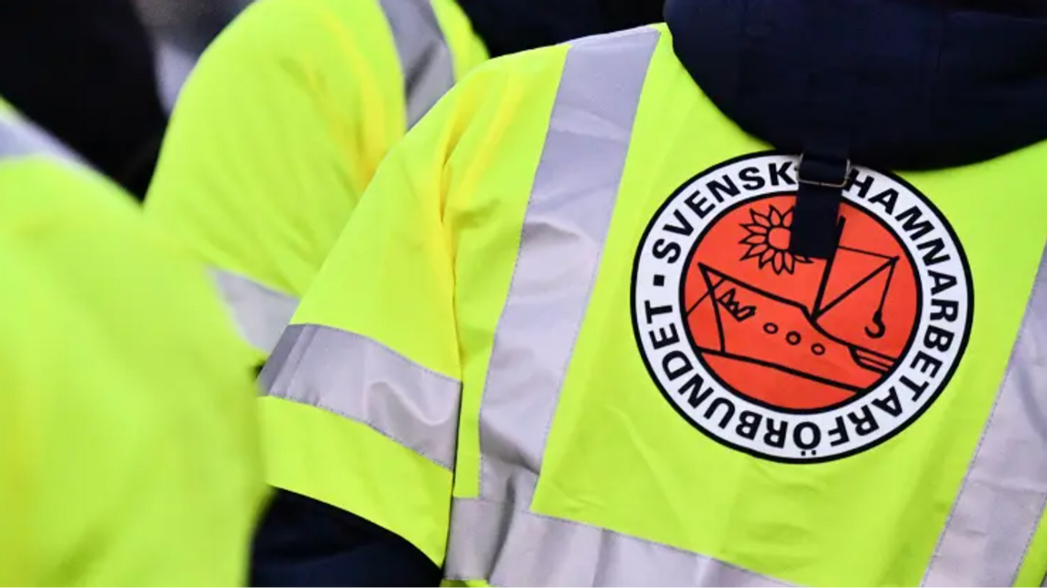 Svenska Hamnarbetarförbundets medlemmar varslar om blockad mot krigsmateriel samtidigt som en facklig företrädare hotas av uppsägning. Foto: Johan Nilsson/TT