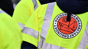 Svenska Hamnarbetarförbundets medlemmar varslar om blockad mot krigsmateriel samtidigt som en facklig företrädare hotas av uppsägning. Foto: Johan Nilsson/TT