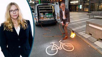 Trafikborgarrådet Daniel Helldén bränner asfalt i gryningen. Foto: Karl Gabor / Pressbild