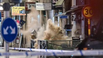 Polisen spränger ett farligt föremål framför en restaurang i Malmö Foto: Johan Nilsson/TT