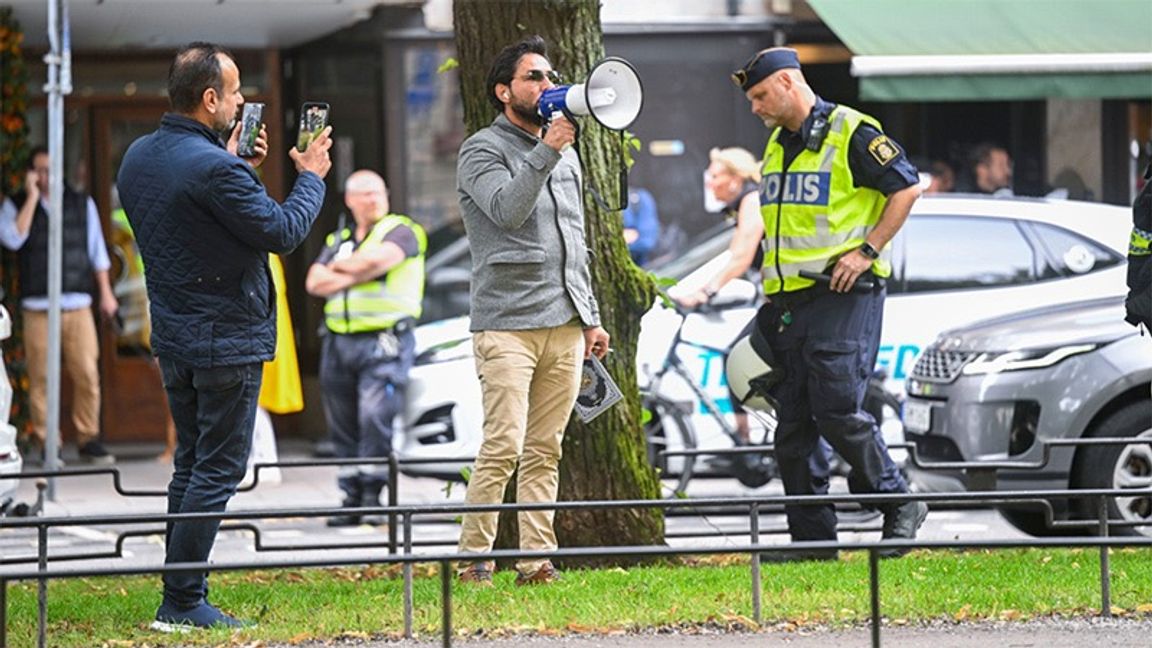 Salwan Momika utanför Pakistans ambassad i Stockholm på måndagen. Foto: Fredrik Sandberg/TT