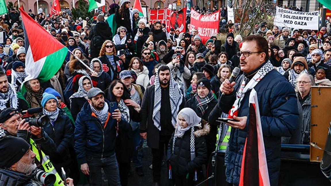 Jamal El-Haj talar på anti-israelisk demonstration i februari 2024. Bild: Fredrik Persson / TT