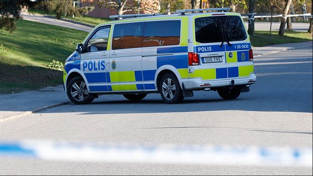 En man har skottskadats utomhus i Jakobsberg norr om Stockholm. Foto: Robin Bäckman / TT