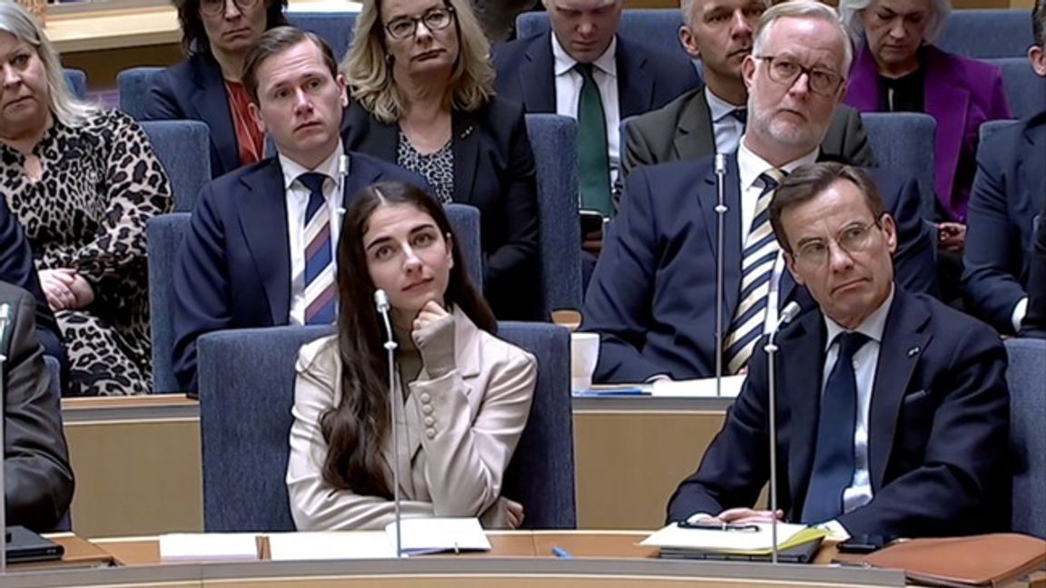 Klimat- och miljöminister Romina Pourmokhtari (L) himlar med ögonen åt Muharrem Demiroks (C) anförande inför misstroendeomröstningen. Foto: Riksdagen