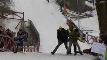 Ett par poliser och ordningsvakter räddade dagen i målgången i Mora. Foto: SVT