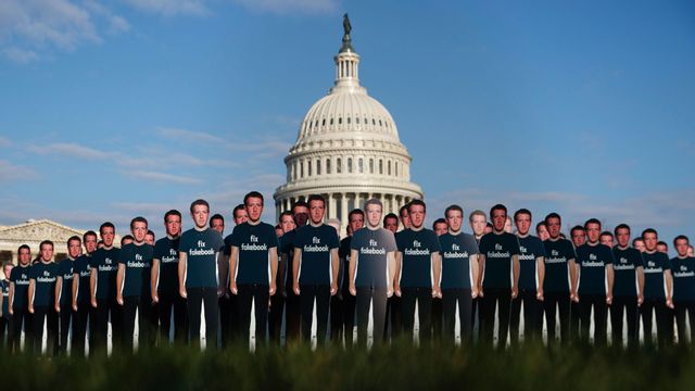 Protest mot Facebook utanför Kapitolium när Mark Zuckerberg skulle vittna inför senaten 2018.
Foto: Carolyn Kaste, AP/TT