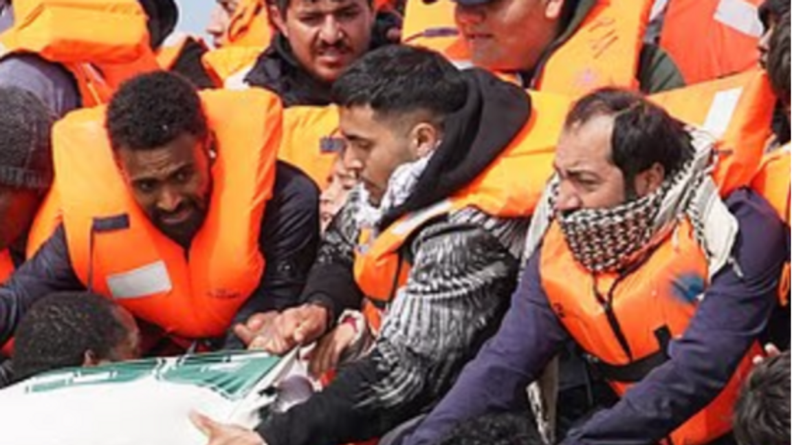 Migranter tas ombård på en båt utanför Berck i Frankrike under måndagens försök att korsa Engelska kanalen. Foto: Fakismil / X