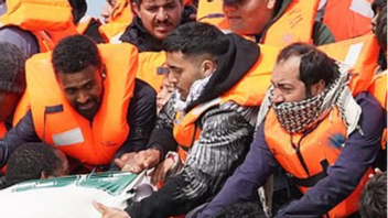 Migranter tas ombård på en båt utanför Berck i Frankrike under måndagens försök att korsa Engelska kanalen. Foto: Fakismil / X