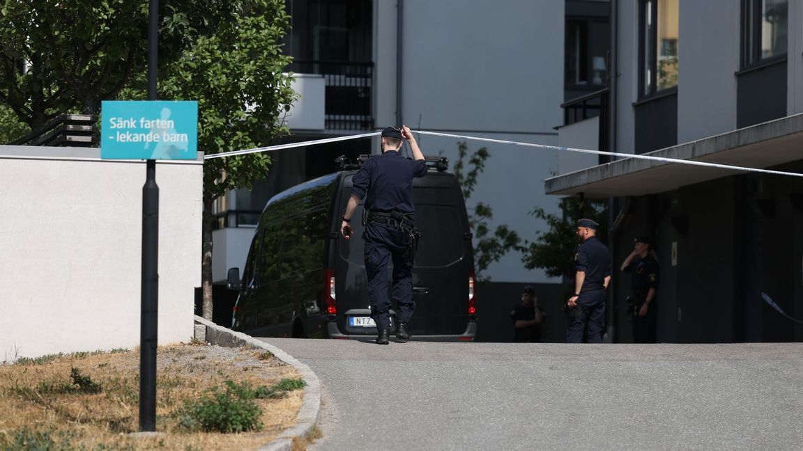 Det har varit detonation vid en port till ett flerbostadshus i centrala Vällingby i västra Stockholm på midsommardagens morgon. Foto: Nils Petter Nilsson/TT