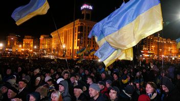 Folksamling vid Självständighetstorget i Kiev 2019 på årsdagen för de inledande protesterna som ledde till presidenten Viktor Janukovytj avgång 2014. Foto: Efrem Lukatsky/AP/TT