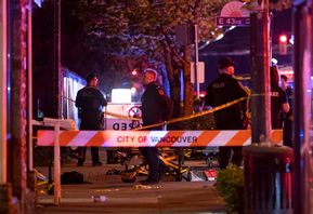 Polis i kanadensiska Vancouver där en bil kört in i en folkmassa. Foto: Rich Lam/AP/TT