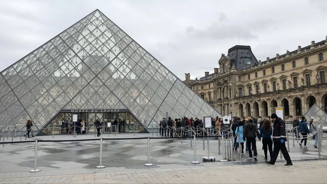 Louvren i Paris inför en differentierad prismodell för entréavgiften. Arkivbild. Foto: Wiktor Nummelin/TT