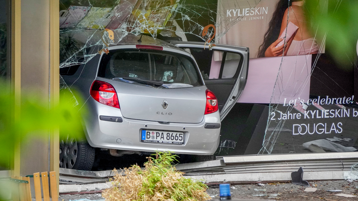 Bilen som körde in i folkmassan. Foto: Michael Sohn/AP/TT