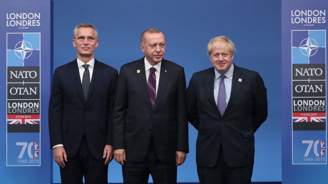 Natos generalsekreterare Jens Stoltenberg, Storbritanniens premiärminister Boris Johnson och Turkiets president Recep Tayyip Erdoğan. Foto: Francisco Seco/AP/TT