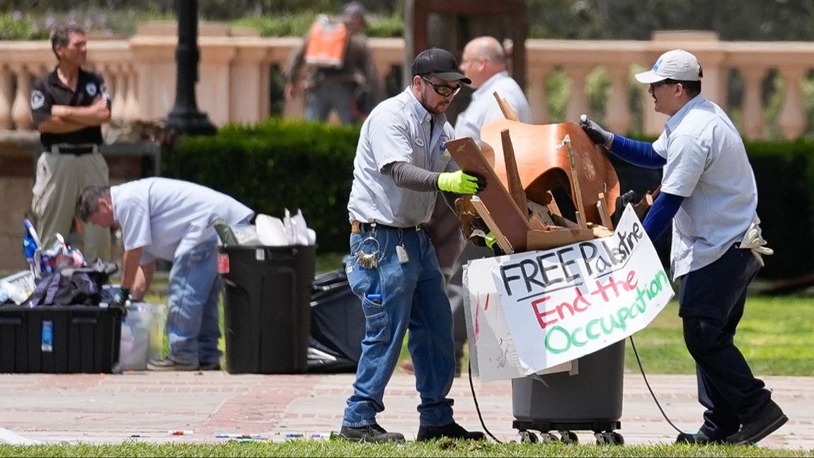 Skyltar och andra rester från tältlägret vid UCLA i Los Angeles städades undan, efter att kravallpolis gått in och rensat protestlägret tidigt på torsdagsmorgonen. Foto: ASHLEY LANDIS/AP/TT