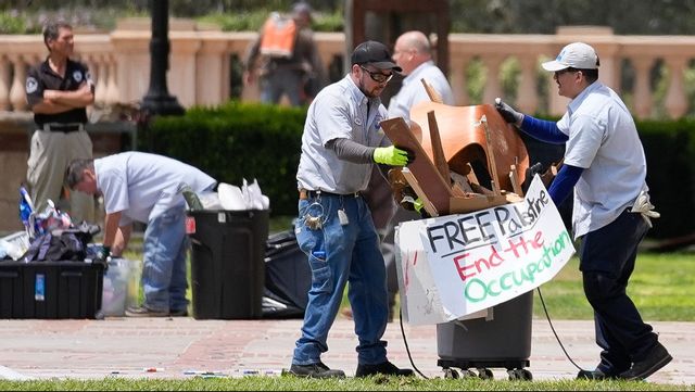 Skyltar och andra rester från tältlägret vid UCLA i Los Angeles städades undan, efter att kravallpolis gått in och rensat protestlägret tidigt på torsdagsmorgonen. Foto: ASHLEY LANDIS/AP/TT