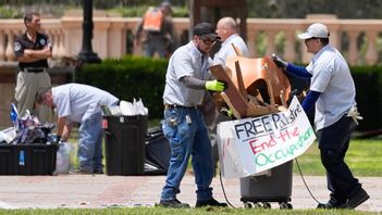 Skyltar och andra rester från tältlägret vid UCLA i Los Angeles städades undan, efter att kravallpolis gått in och rensat protestlägret tidigt på torsdagsmorgonen. Foto: ASHLEY LANDIS/AP/TT