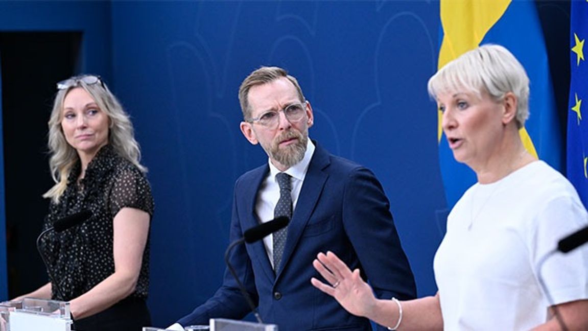  Jessica Stegrud (SD), socialminister Jakob Forssmed (KD), äldre- och socialförsäkringsminister Anna Tenje (M) presenterar förslag för att förbättra äldreomsorgen under en pressträff. Foto: Jessica Gow / TT 