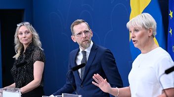  Jessica Stegrud (SD), socialminister Jakob Forssmed (KD), äldre- och socialförsäkringsminister Anna Tenje (M) presenterar förslag för att förbättra äldreomsorgen under en pressträff. Foto: Jessica Gow / TT 