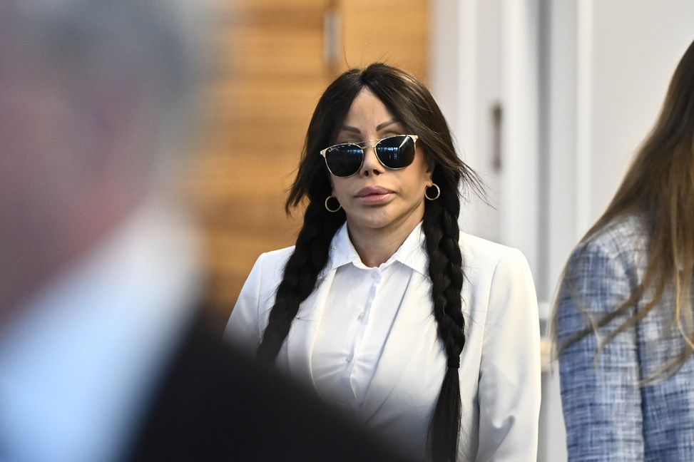 Think Pinks vd Fariba Vancor, tidigare Bella Nilsson, anländer till sista förhandlingsdagen för Think Pinkmålet i Attunda tingsrätt under torsdagen. Foto: Christine Olsson/TT