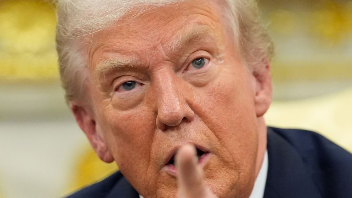 President Donald Trump ställer in toppmötet med Putin och inför sanktioner mot ryska oljebolag. Foto: Alex Brandon/AP/TT