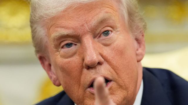 President Donald Trump ställer in toppmötet med Putin och inför sanktioner mot ryska oljebolag. Foto: Alex Brandon/AP/TT