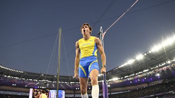Sveriges Armand Duplantis tog sitt andra raka OS-guld när han vann måndagens final på Stade de France i Paris. Foto: JESSICA GOW/TT