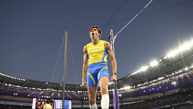 Sveriges Armand Duplantis tog sitt andra raka OS-guld när han vann måndagens final på Stade de France i Paris. Foto: JESSICA GOW/TT