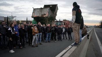 Bondeprotester pågår i flera europeiska länder och förväntas kunna sprida sig. Foto: Laurent Cipriani/AP