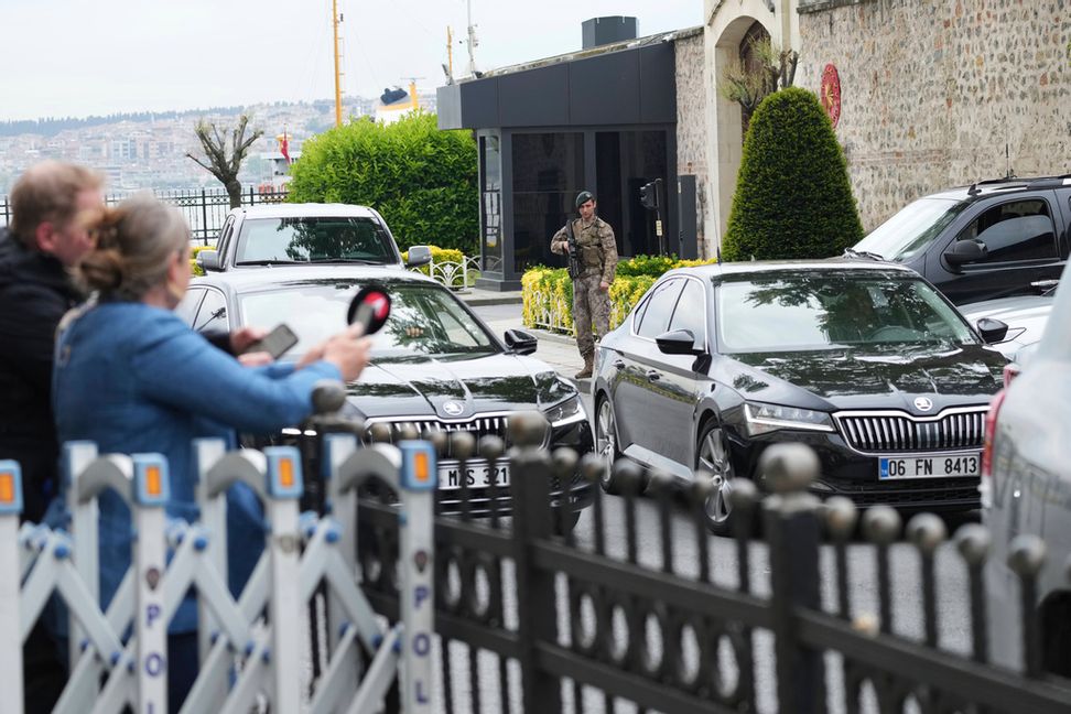Journalister i arbete vid avspärrningar utanför Dolmabahçe-palatset i Istanbul på fredagen. Foto: Dilara Acikgoz/AP/TT