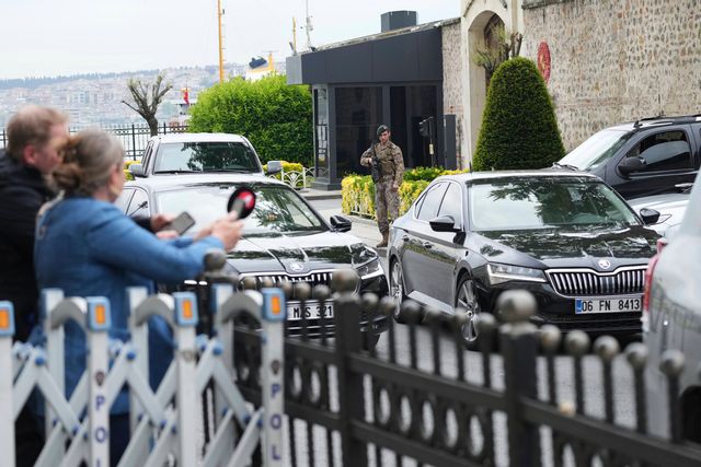 Journalister i arbete vid avspärrningar utanför Dolmabahçe-palatset i Istanbul på fredagen. Foto: Dilara Acikgoz/AP/TT