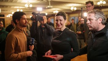 Maria Kolesnikova, central belarusisk oppositionsledare, går efter en gemensam presskonferens i Tjernihiv i Ukraina med Uladzimir Labkovich, människorättsaktivist, Viktar Babaryka, belarusisk oppositionsfigur och Alyaksandr Feduta, belarusisk politiker efter att de frigivits från fångenskap i Belarus söndag 14 december 2025. Foto: AP Photo/Evgeniy Maloletka