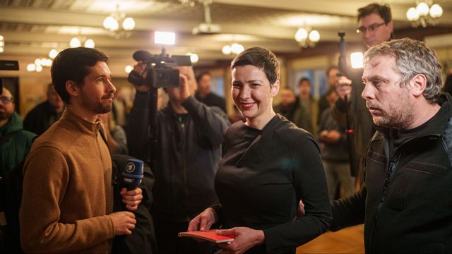 Maria Kolesnikova, central belarusisk oppositionsledare, går efter en gemensam presskonferens i Tjernihiv i Ukraina med Uladzimir Labkovich, människorättsaktivist, Viktar Babaryka, belarusisk oppositionsfigur och Alyaksandr Feduta, belarusisk politiker efter att de frigivits från fångenskap i Belarus söndag 14 december 2025. Foto: AP Photo/Evgeniy Maloletka