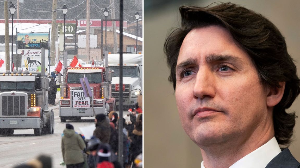 En lastbilskonvoj med förare som protesterar mot vaccinkrav kör genom samhället Kakabeka Falls i Ontarioprovinsen i Kanada. Justin Trudeau är mycket kritisk till förarna. Arkivbild. Foto: Adrian Wyld/David Jackson/AP/TT