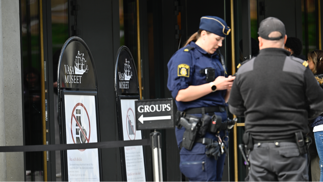 Poliser utanför Vasamuseet i Stockholm. Foto: Anders Wiklund/TT