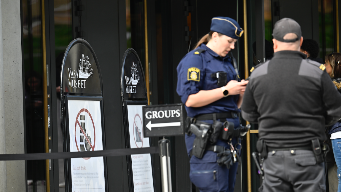 Poliser utanför Vasamuseet i Stockholm. Foto: Anders Wiklund/TT