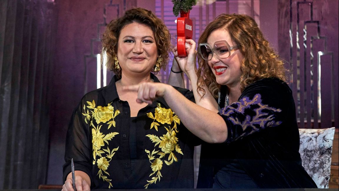 Ina Lundström och Hanna Hellquist är i final i ”På spåret”. Pressbild. Foto: Bo Håkansson/SVT 