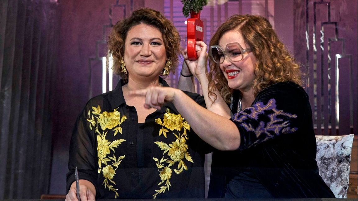 Ina Lundström och Hanna Hellquist är i final i ”På spåret”. Pressbild. Foto: Bo Håkansson/SVT