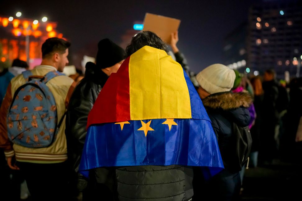 Känslorna svallar kring valresultatet i Rumänien. Bild från demonstration mot ytterhögerkandidaten Calin Georgescu i Bukarest i onsdags. Foto: Vadim Ghirda/AP/TT