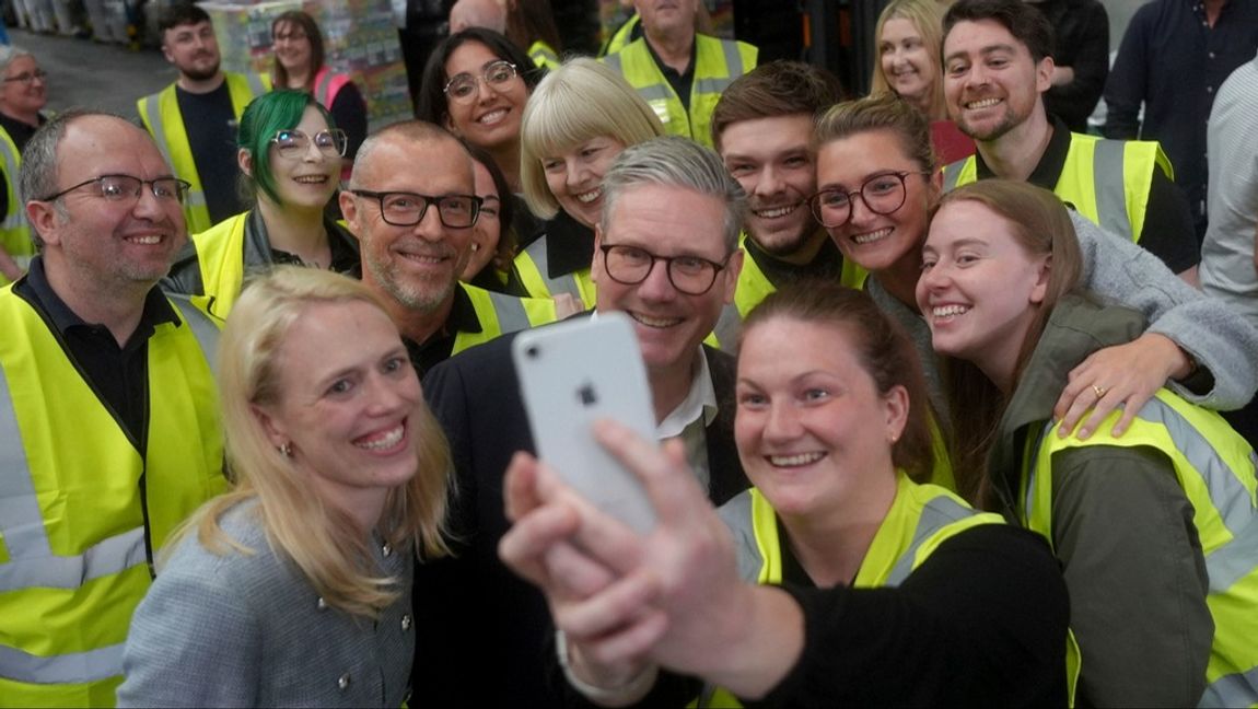 Labourledaren Keir Starmer tar en selfie med presumtiva väljare två dagar före det brittiska valet. Foto: STEFAN ROUSSEAU/AP/TT