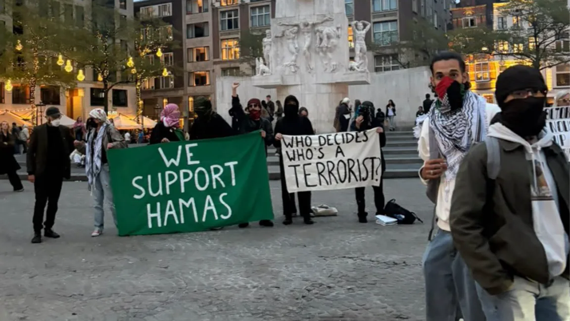 Demonstranter vid Nationalmonumentet i Amsterdam på årsdagen av terrorattacken i Israel. Foto: @daanwijnants/X