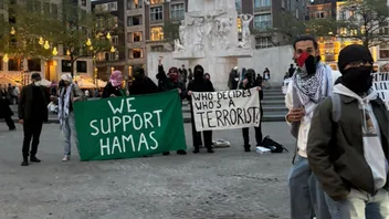 Demonstranter vid Nationalmonumentet i Amsterdam på årsdagen av terrorattacken i Israel. Foto: @daanwijnants/X