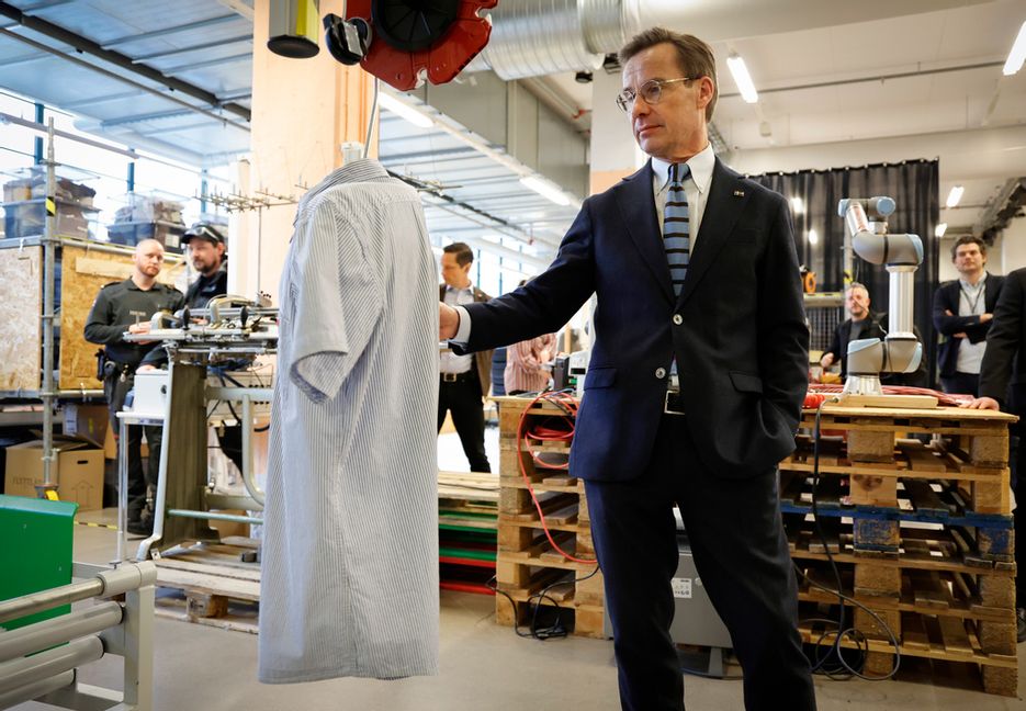 Statsminister Ulf Kristersson (M) besöker Textilhögskolan i Borås. Foto: Adam Ihse/TT