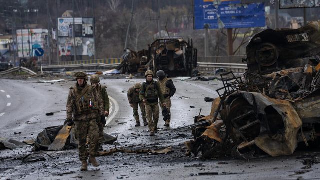 Ukrainsk soldater vid förstörda ryska stridsfordon. Foto: Rodrigo Abd/AP/TT