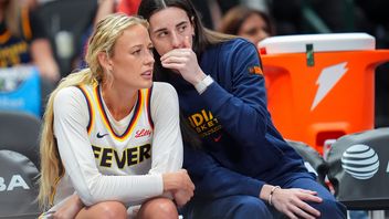 Sophie Cunningham, till vänster, tillsammans med lagkamraten Caitlin Clark i en WNBA-match den 1 augusti. Cunningham fick nyligen en sexleksak kastad mot sig under en match.  Julio Cortez/AP/TT