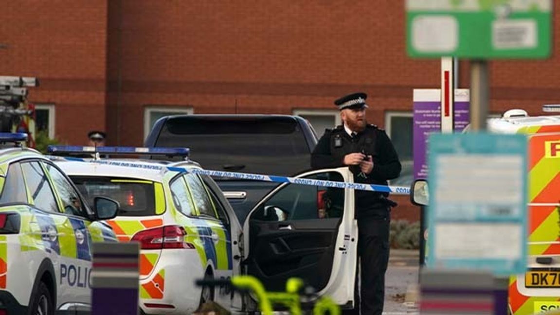 En taxibil exploderade utanför ett sjukhus i Liverpool. Foto: Peter Byrne/PA via AP/TT