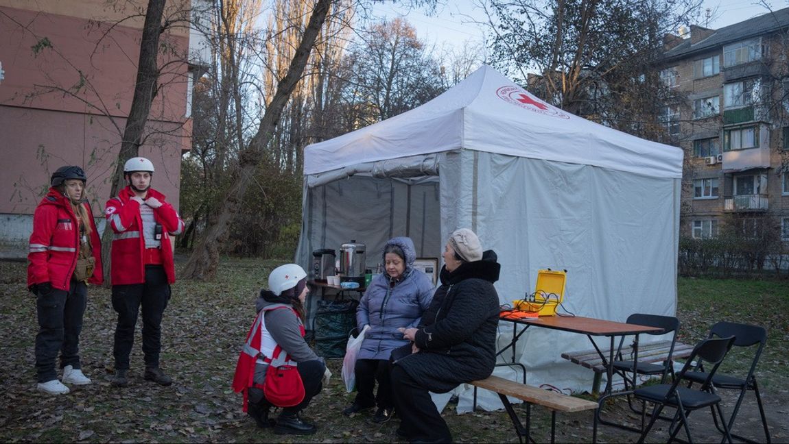 Invånare i Kiev efter nattens drönarattack. Foto: EFREM LUKATSKY/AP/TT