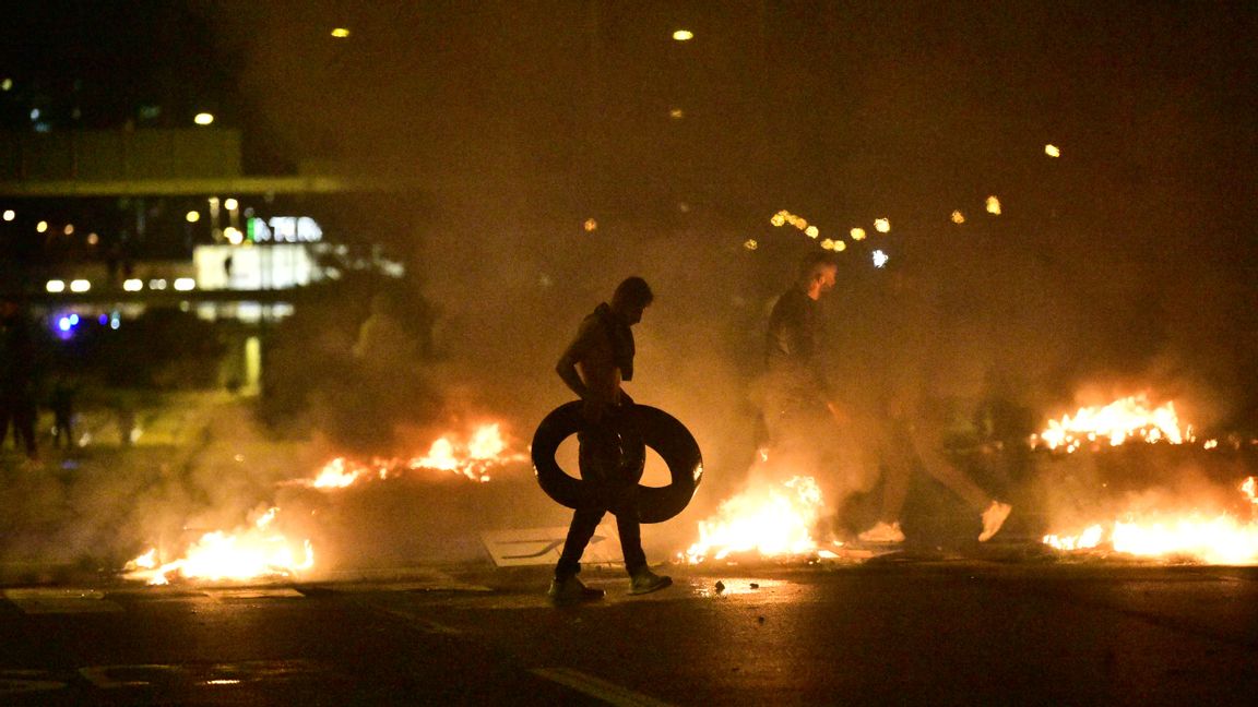 Demonstranter brände däck på Amiralsgatan i östra Malmö efter att en koranbränning ledde till omfattande protester. Foto: TT.