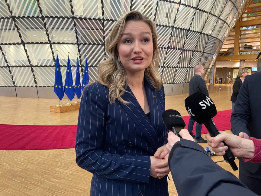 Energi- och näringsminister Ebba Busch (KD) på väg in till måndagens EU-möte i Bryssel. Foto: Wiktor Nummelin/TT